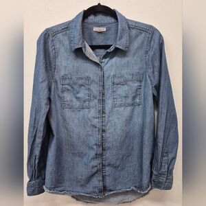 🌼5/$20 Melrose & Market Casual Blue Denim Button Down Shirt Frayed hem Style S